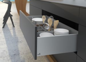 Design AvanTech odbiega od standardowych szuflad kuchennych, ponieważ został zainspirowany meblami pokojowymi klasy premium, dlatego świetnie sprawdza w projektach kuchni otwartych na salon. Fot. Hettich