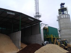 Z resztek poprodukcyjnych powstaje zielona energia, wytwarzana w kotłowni na biomasę, która jest wykorzystywana na potrzeby procesów technologicznych produkcji materiałów budowlanych i konstrukcyjnych.