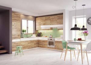 Drewno jest dekoracją samą w sobie, dlatego można pozwolić, aby zawładnęło wnętrzem kuchennym, a aranżację można delikatnie ożywić wprowadzając element ozdobny w postaci kolorowego dekoru.  Fot. KAM